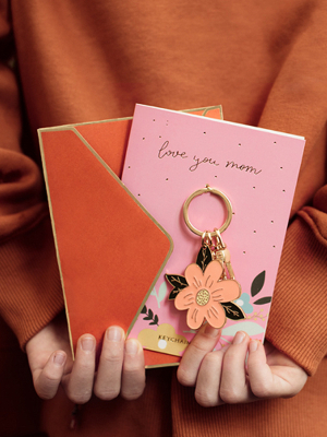 Kartiņa ar atslēgu piekariņu  - "Love you mom", rozā, 12 x 16 cm