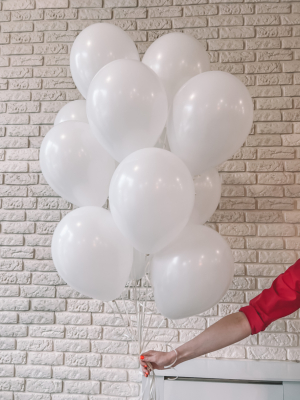 13 balti lateksa baloni ar hēliju