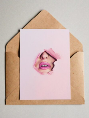 Apsveikuma kartiņa ar rozā lūpām, 105 x 148 mm